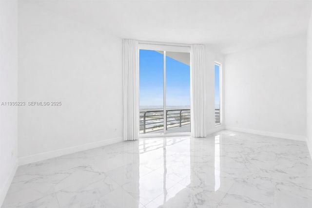 325 S Biscayne Blvd 14, Miami, FL 33131