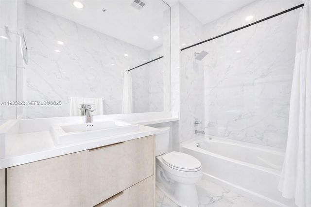 325 S Biscayne Blvd 14, Miami, FL 33131