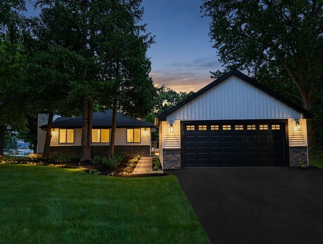 34803 N Hiawatha Trail, Mchenry, IL 60051