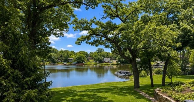 34803 N Hiawatha Trail, Mchenry, IL 60051