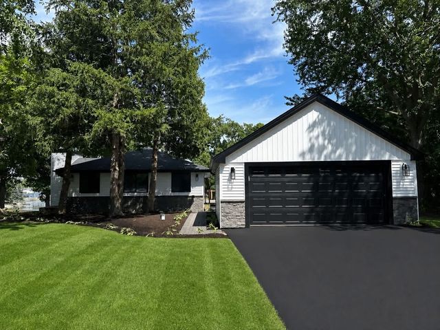 34803 N Hiawatha Trail, Mchenry, IL 60051