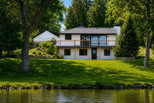 34803 N Hiawatha Trail, Mchenry, IL 60051