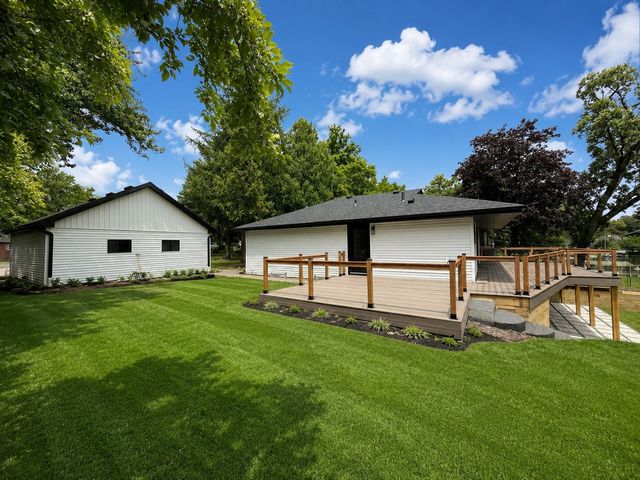 34803 N Hiawatha Trail, Mchenry, IL 60051