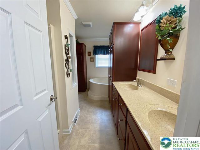 673 Rosecliff Drive, Forks Twp, PA 18040