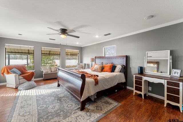 1805 E Lake Dr, Gladewater, TX 75647