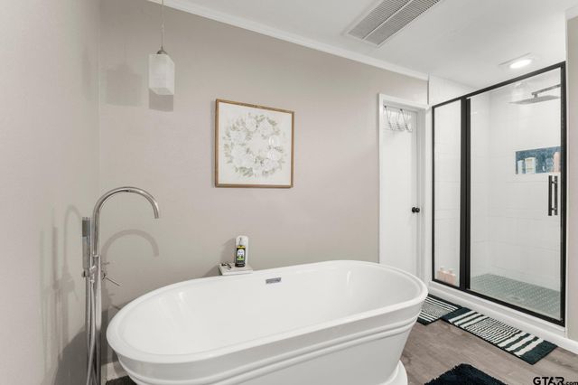 1805 E Lake Dr, Gladewater, TX 75647