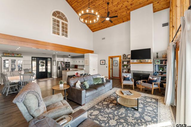 1805 E Lake Dr, Gladewater, TX 75647