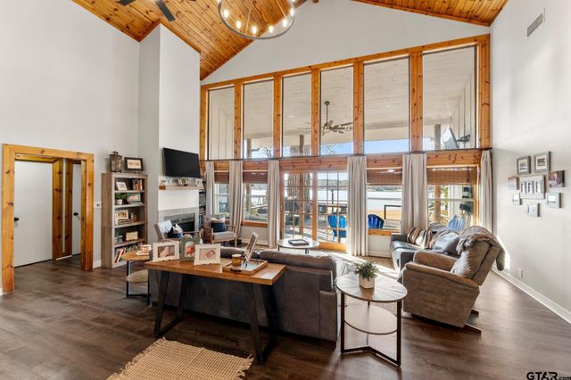 1805 E Lake Dr, Gladewater, TX 75647