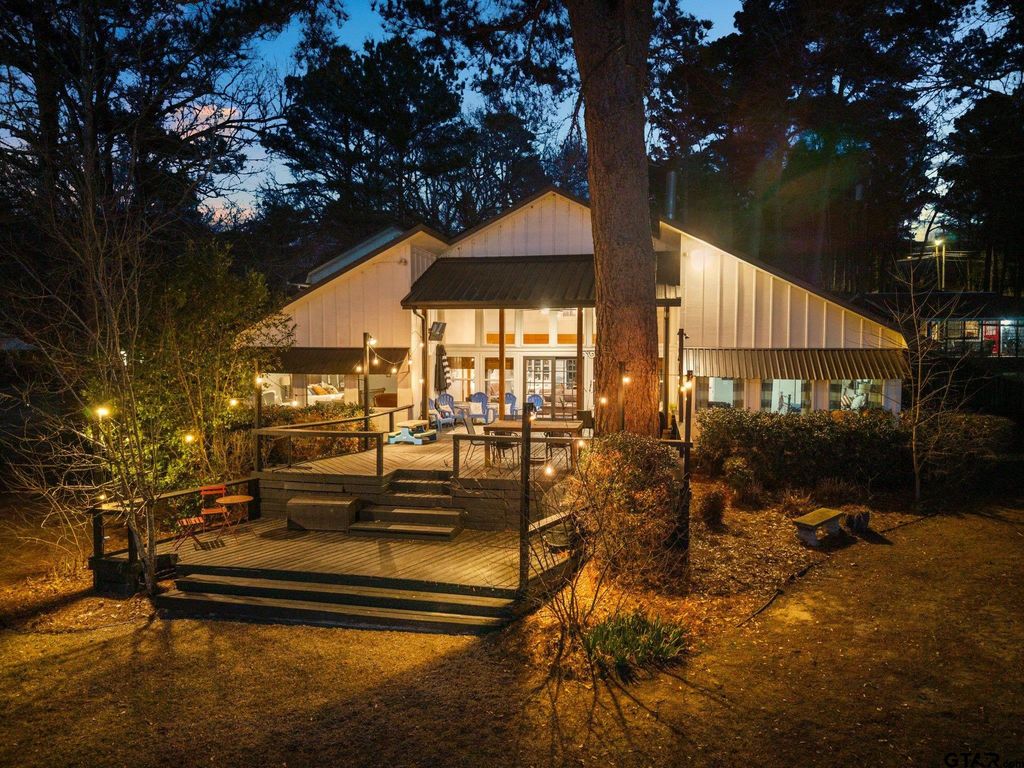 1805 E Lake Dr, Gladewater, TX 75647