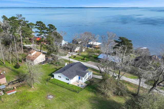 255 Edgewater Way, Point Blank, TX 77364