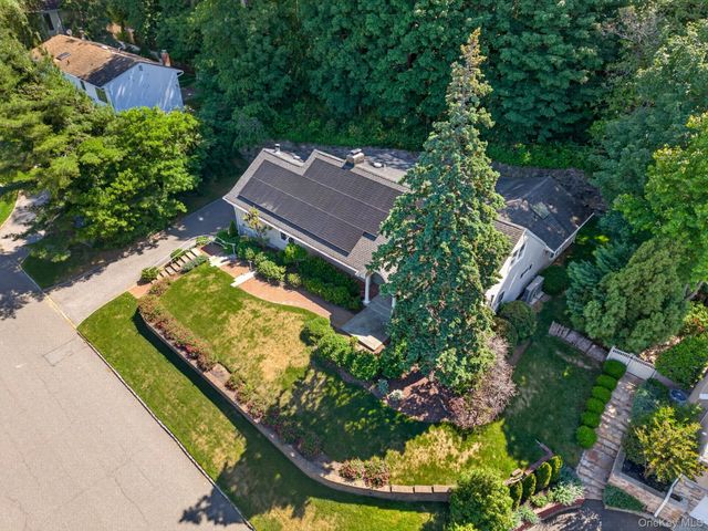 125 Mimosa Drive, East Hills, NY 11576