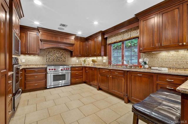 125 Mimosa Drive, East Hills, NY 11576