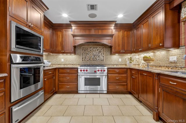 125 Mimosa Drive, East Hills, NY 11576