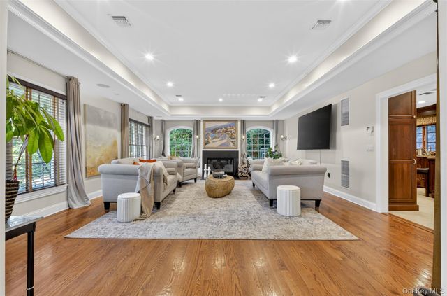 125 Mimosa Drive, East Hills, NY 11576