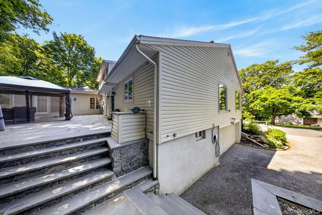 125 Mimosa Drive, East Hills, NY 11576