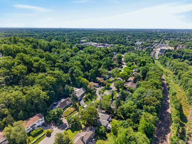 125 Mimosa Drive, East Hills, NY 11576