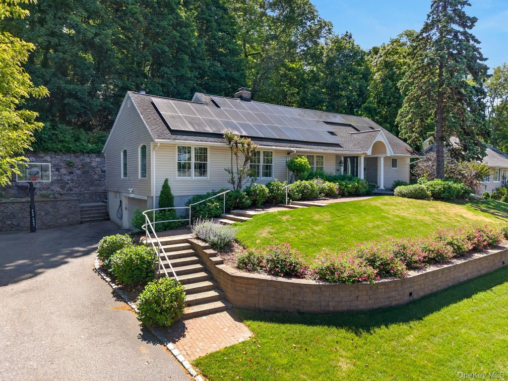 125 Mimosa Drive, East Hills, NY 11576