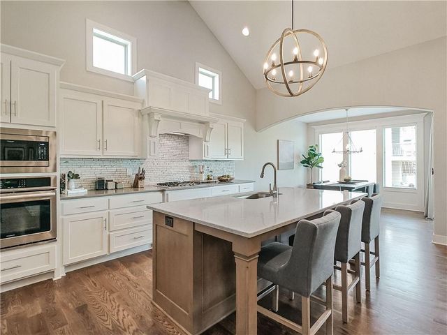 2344 W 146th Terrace, Leawood, KS 66224