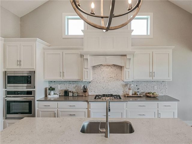 2344 W 146th Terrace, Leawood, KS 66224