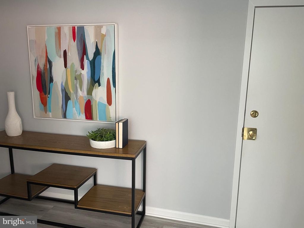 Image 11 of property listing at 4800 CHEVY CHASE DR #508, Chevy Chase, MD 20815