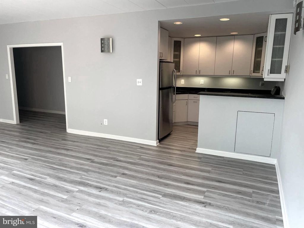 Image 21 of property listing at 4800 CHEVY CHASE DR #508, Chevy Chase, MD 20815