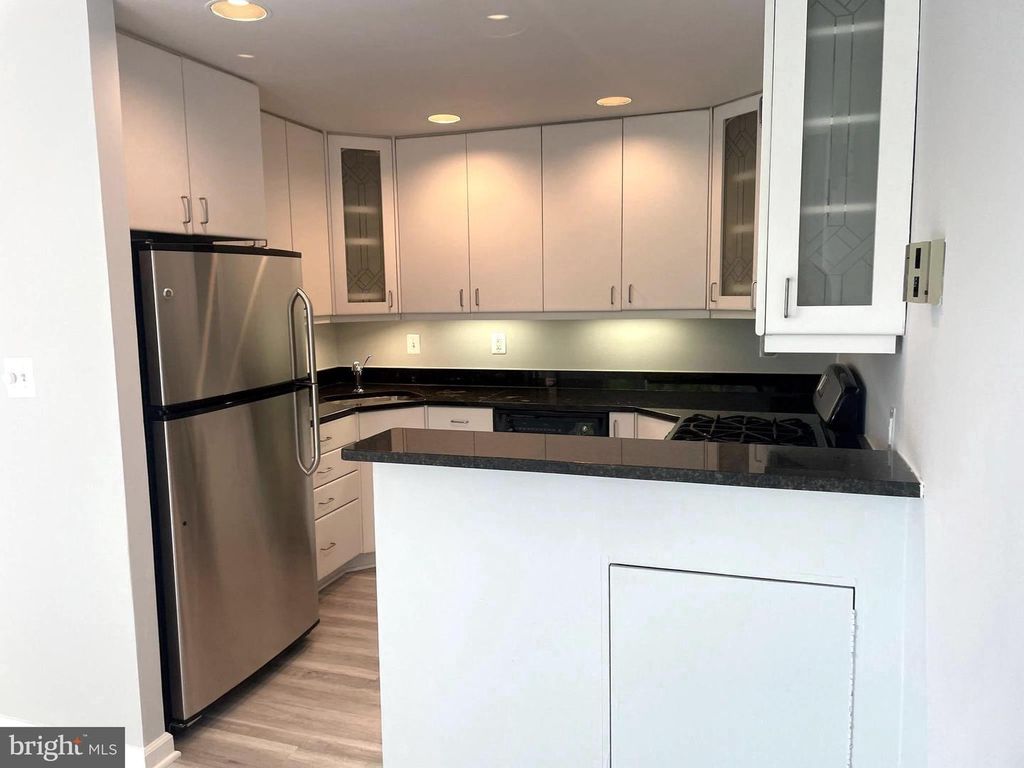 Image 22 of property listing at 4800 CHEVY CHASE DR #508, Chevy Chase, MD 20815