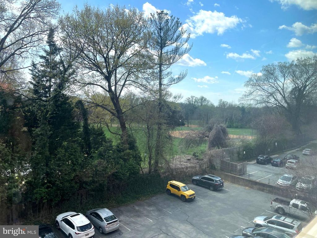 Image 4 of property listing at 4800 CHEVY CHASE DR #508, Chevy Chase, MD 20815