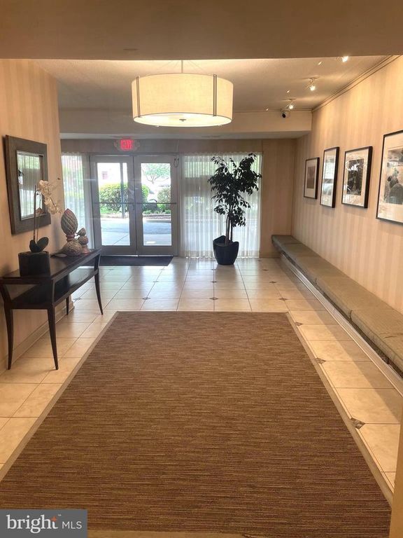 Image 7 of property listing at 4800 CHEVY CHASE DR #508, Chevy Chase, MD 20815