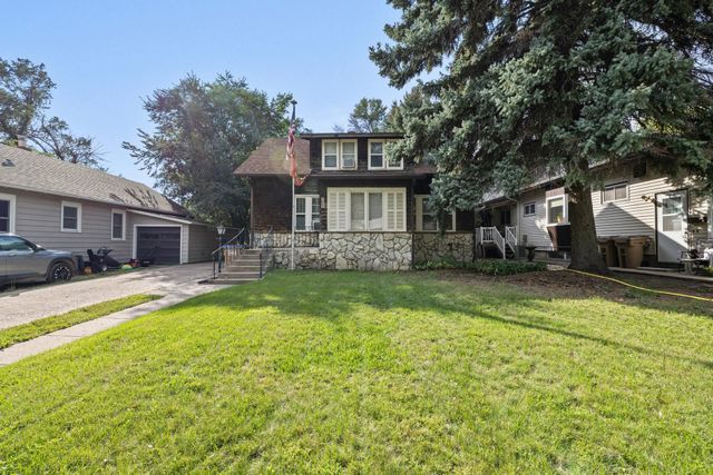 1027 10th St NW, Minot, ND 58703