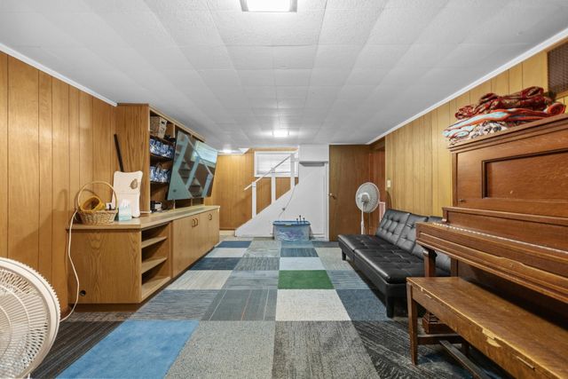 1027 10th St NW, Minot, ND 58703