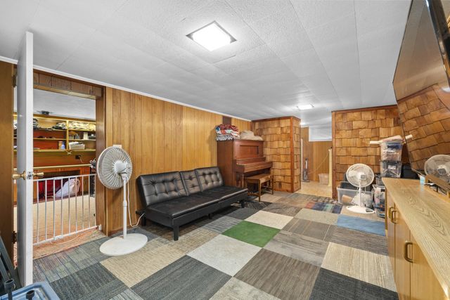 1027 10th St NW, Minot, ND 58703