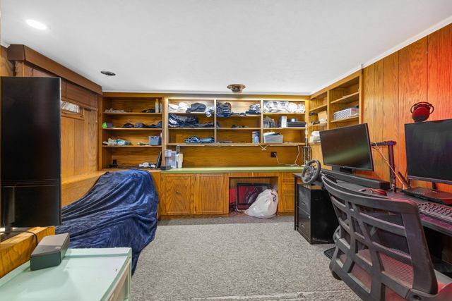 1027 10th St NW, Minot, ND 58703