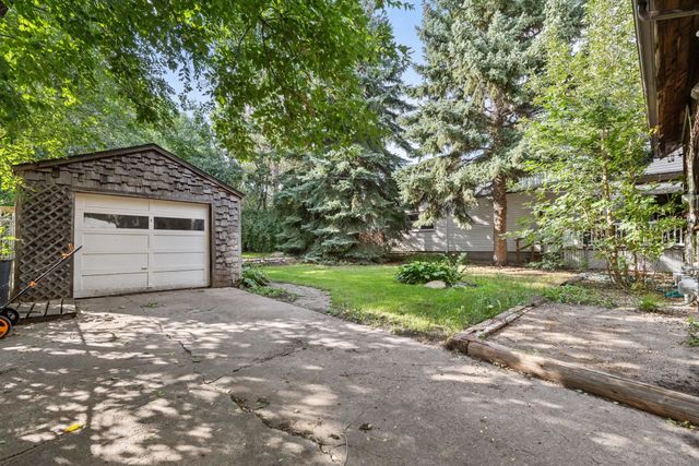1027 10th St NW, Minot, ND 58703