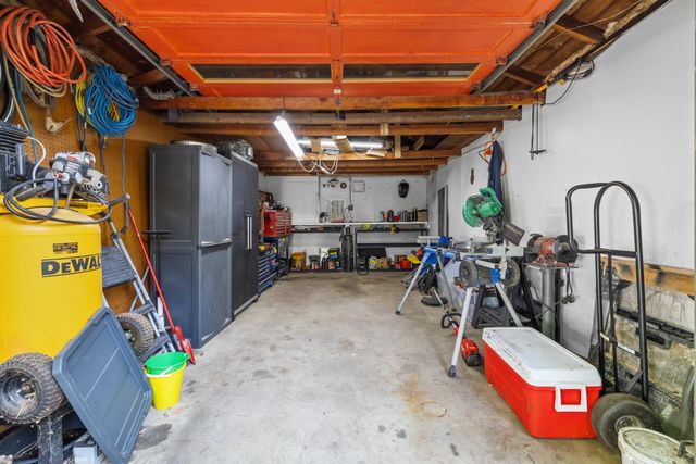 1027 10th St NW, Minot, ND 58703