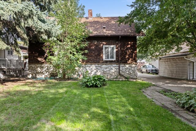 1027 10th St NW, Minot, ND 58703