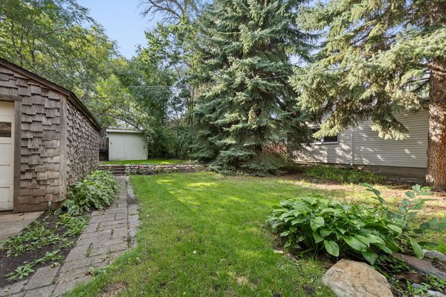 1027 10th St NW, Minot, ND 58703