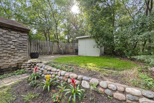 1027 10th St NW, Minot, ND 58703