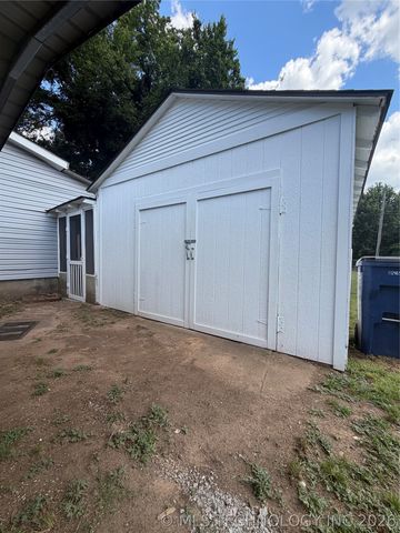 704 E Caddo Street, Cleveland, OK 74020