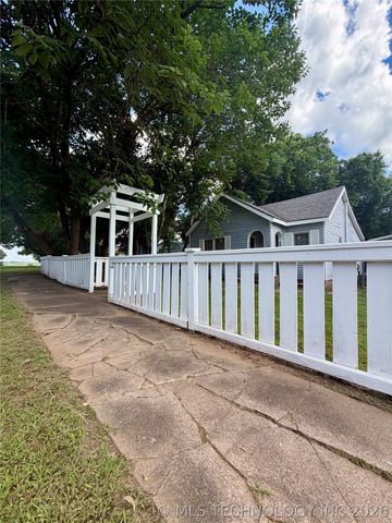 704 E Caddo Street, Cleveland, OK 74020
