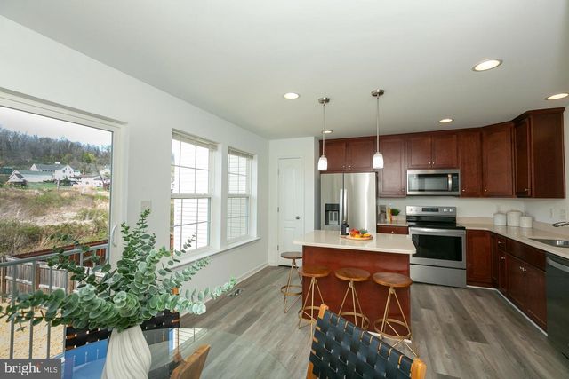 437 RUMBLING ROCK RD, Hedgesville, WV 25427