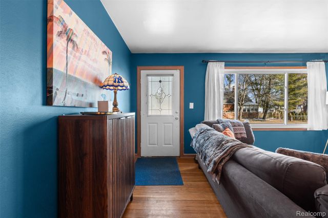 592 E Dallas Avenue, Madison Heights, MI 48071