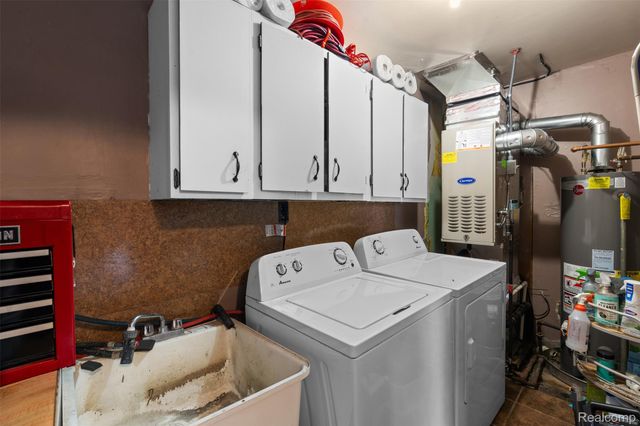 592 E Dallas Avenue, Madison Heights, MI 48071