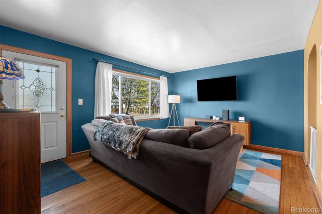 592 E Dallas Avenue, Madison Heights, MI 48071