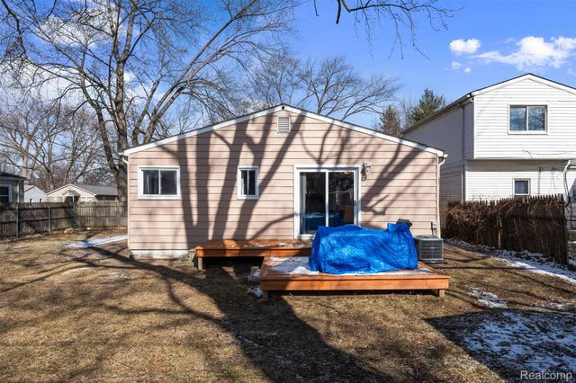 592 E Dallas Avenue, Madison Heights, MI 48071