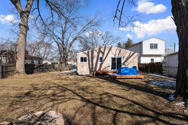 592 E Dallas Avenue, Madison Heights, MI 48071