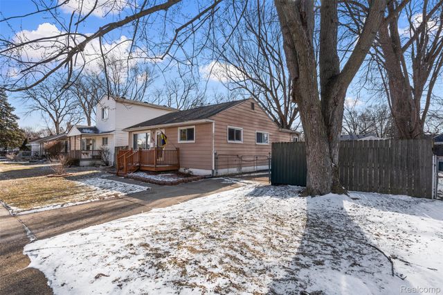 592 E Dallas Avenue, Madison Heights, MI 48071