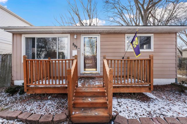 592 E Dallas Avenue, Madison Heights, MI 48071