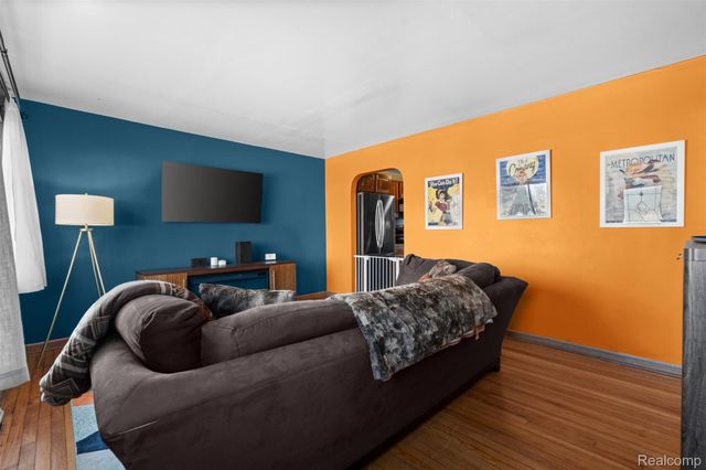 592 E Dallas Avenue, Madison Heights, MI 48071