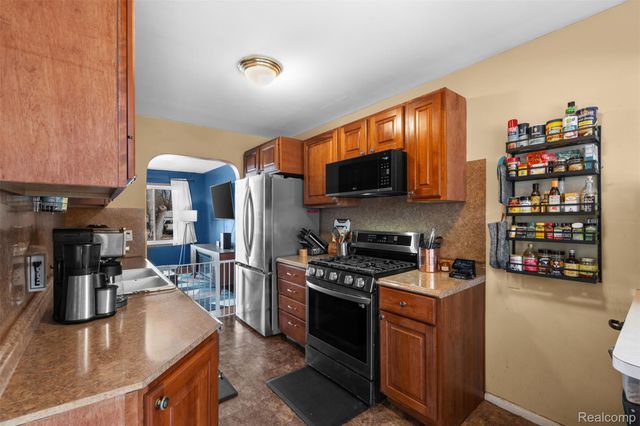 592 E Dallas Avenue, Madison Heights, MI 48071