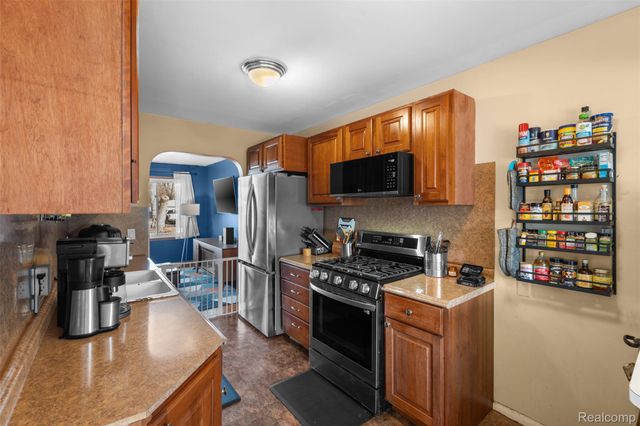 592 E Dallas Avenue, Madison Heights, MI 48071